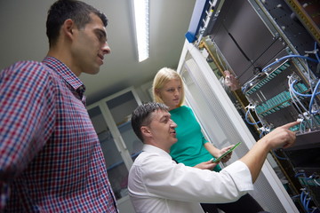 Obraz premium network engeneers working in network server room