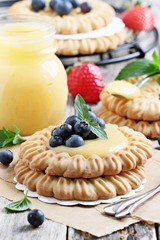 Vanilla biscuits with lemon cream and fresh blueberris