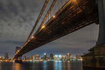 Fototapeta na wymiar Williamsburg bridge in New York city at night