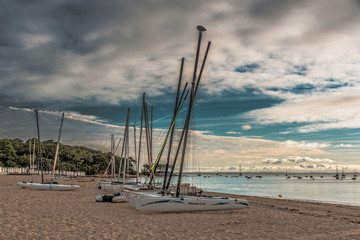 Catamarans sur la plage