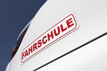 magnetisches Fahrschulschild am Heck eines weißen Autos