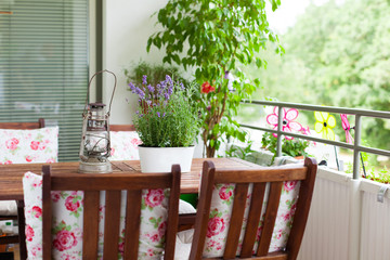 balcony in summer - Balkon im Sommer, Tisch, Stühle, Deko, Lave