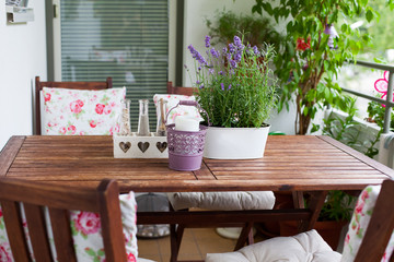 balcony in summer - Balkon im Sommer, Tisch, Stühle, Deko, Lave
