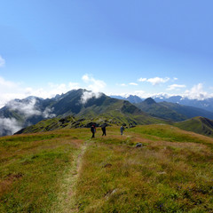 Fototapeta na wymiar karnischer Höhenweg - Wanderer am Sattel