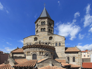 Fototapeta na wymiar Basilique Notre-Dame-du-Port à Clermont-Ferrand - Puy-de-Dôme - Auvergne