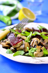 Beet salad with arugula and mushrooms.