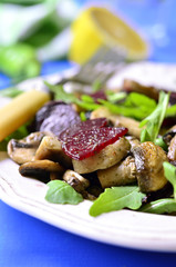 Beet salad with arugula and mushrooms.