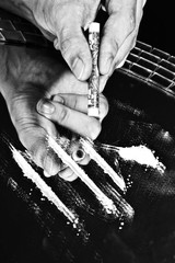 the man's hand and cocaine - 88655797