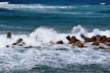 庄内浜の荒波（初夏）／山形県庄内浜の荒波風景を撮影した写真です。庄内浜は非常にきれいな白砂が広がる海岸と、奇岩怪石の磯が続く大変素晴らしい景観のリゾート地です。強風で晴天の日に、海岸で荒波を撮影した写真です。