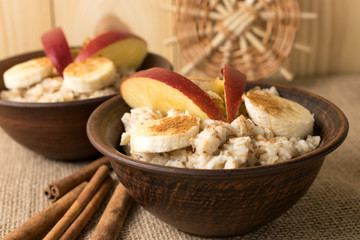Oatmeal with banana, apple and cinnamon