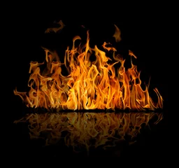 Foto op Plexiglas Vlam donker en fel oranje vuur op zwart met reflectie