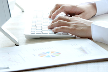 パソコンを使うビジネスマン