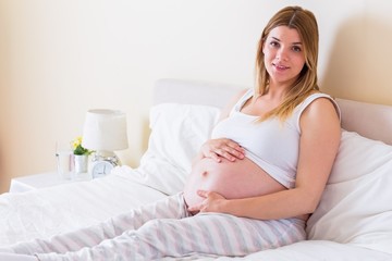 Obraz na płótnie Canvas Pregnant woman looking at camera 