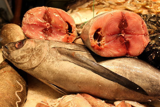Frische Thunfisch am im Mercat de la Boqueria in Barcelona