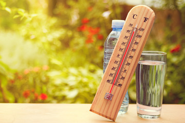 Thermometer on summer day showing near 45 degrees - obrazy, fototapety, plakaty