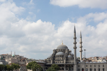 Fototapeta na wymiar view of the Yeni Cami (New Mosque) from the Bosphorus in Eminönü, Istanbul, Turkey