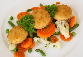 Käse paniert mit Gemüse