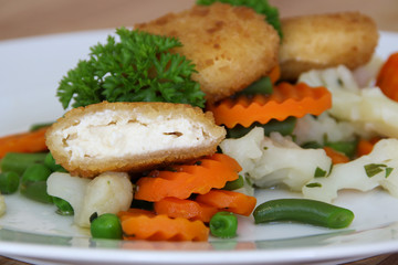 Käse paniert mit Gemüse