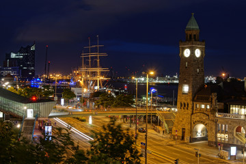 Fototapeta premium Hamburg, Landungsbrücken und Hafen bei Nacht, HDR