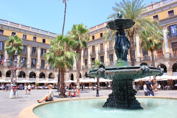 Fototapeta premium Die Placa Reial in Barcelona mit dem Springbrunnen