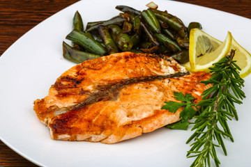 Grilled salmon with green beans