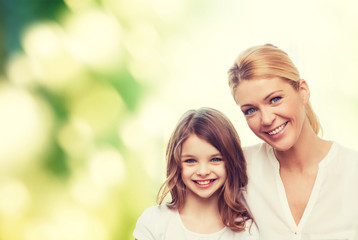 Obraz premium smiling mother and little girl
