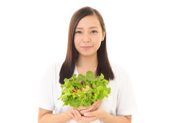 サラダを食べる女性