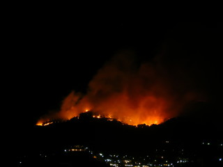 Incendio sulle montagne che si avvicina alle case