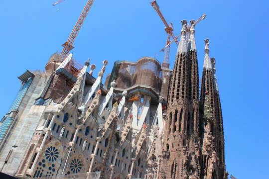 Die von Baukränen umstellte Sagrada Familia