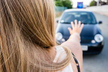 Auto rast auf junge Frau zu
