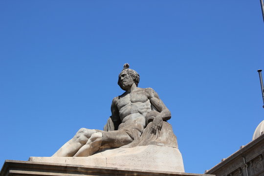 Skulptur vor dem Palau Nacional am Montjuic in Barcelona