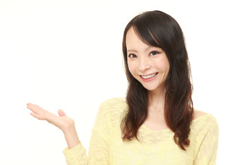 説明をする女性