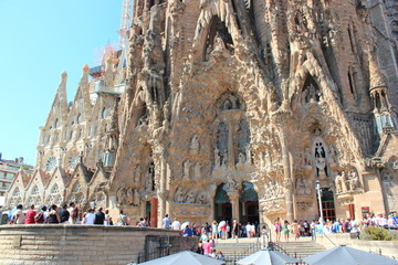 Obraz premium Widok na fasadę kościoła Sagrada Familia w Barcelonie