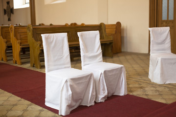 Fototapeta na wymiar Leere Stühle in der Kirche