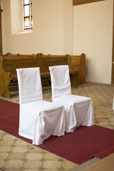 Fototapeta na wymiar Leere Stühle in der Kirche