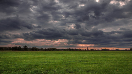 düsterer Sonnenuntergang