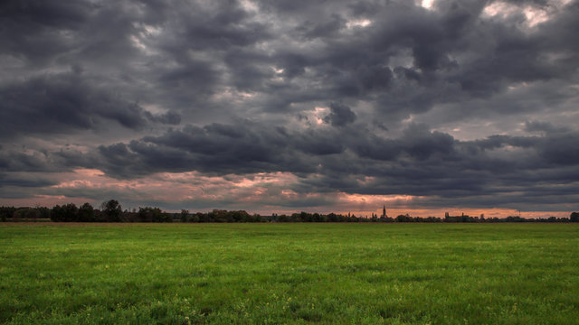 düsterer Sonnenuntergang