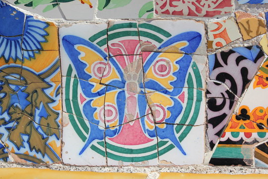 Mosaik im Park Güell von Antoni Gaudi zeigt einen Schmetterlin