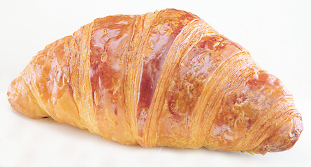 Bizcocho croissant relleno aislado en fondo blanco.