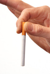 Mano sujetando un cigarrillo nuevo, basta de fumar.