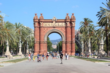 Fototapeta premium Touristen auf der Promenade vor dem Arc de Triomf (Barcelona)