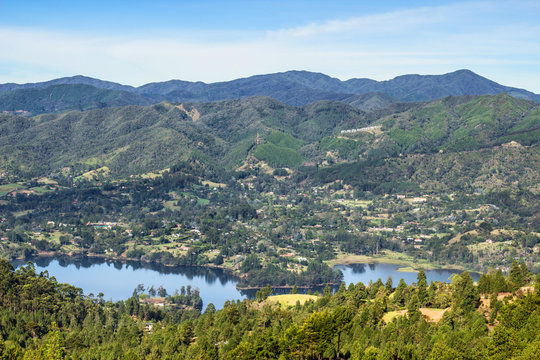 represa entre monta&ntilde;as