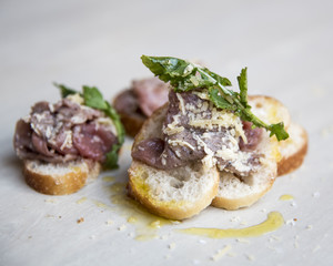 canap&eacute; de carpaccio