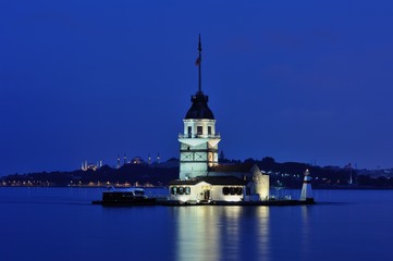 Fototapeta premium Maiden's Tower - Kizkulesi-Leandre Tower in twilight early morning before sunrise