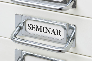 Schubladenschrank mit der Aufschrift Seminar