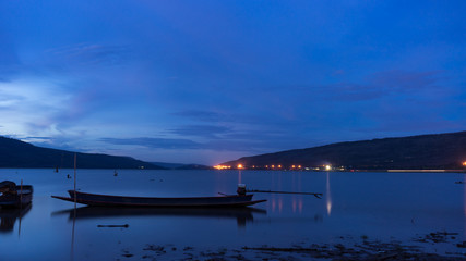 Naklejka na ściany i meble the long tail boat park on the river at dusk