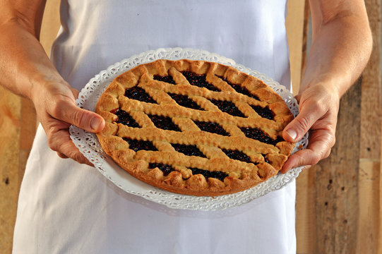 Cocinero sujetando pastel de mermelada,crostata de mermelada.