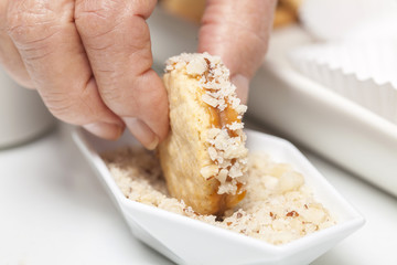 Adicionando nueces al borde de las galletas