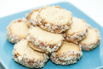 Galletas con dulce de leche y nueces