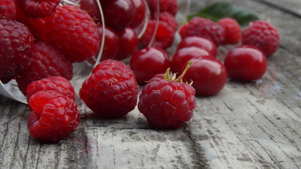 Урожай из малины и вишни
